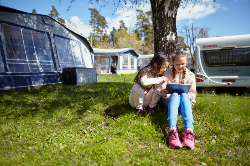 To jenter med iPad på campingferie