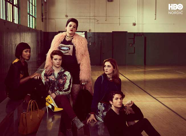 Fem av hovedpersonene i serien Heathers samlet i en gymsal, fire sittende, en stående