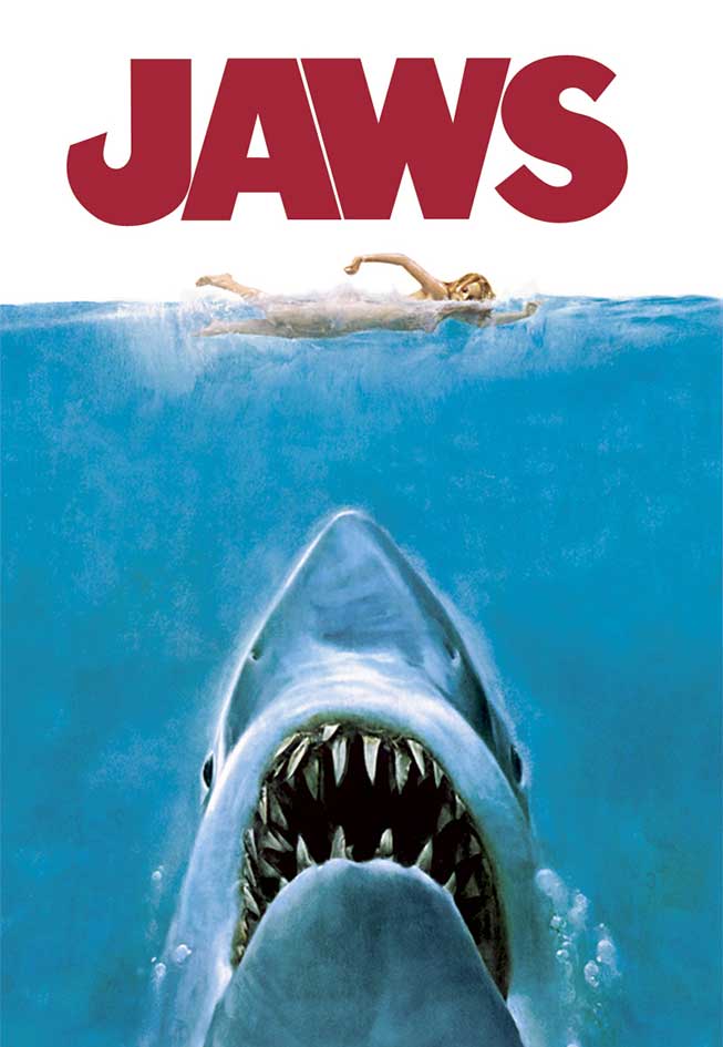 Det ikoniske filmcoveret til Jaws (Haisommer), med blodrøde JAWS skrevet øverst, en svømmer i vannoverflaten under, og nederst, en diger hai på vei oppover.