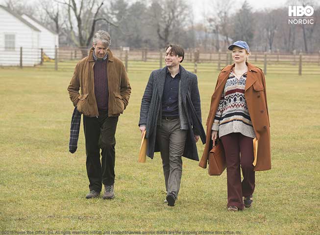 Tre av hovedpersonene i Sucession gående over gresset på en gård.