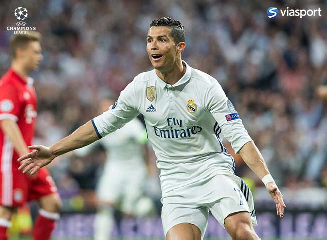 Christiano Ronaldo smilende under fotballkamp, sett skrått forfra
