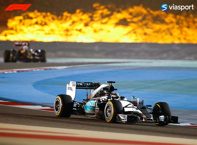 Formel 1-bil i et billøp, sett skrått forfra.