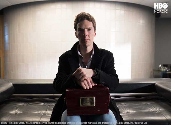 Benedict Cumberbatch i hovedrollen som Patrick Melrose, sittende på en benk.