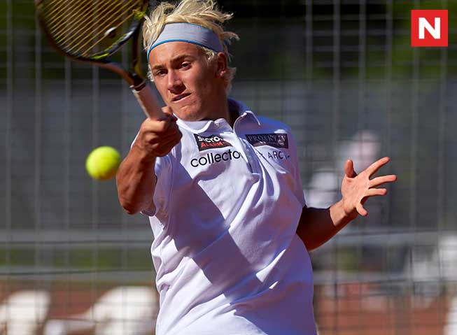 Caspar Ruud slår til en tennisball