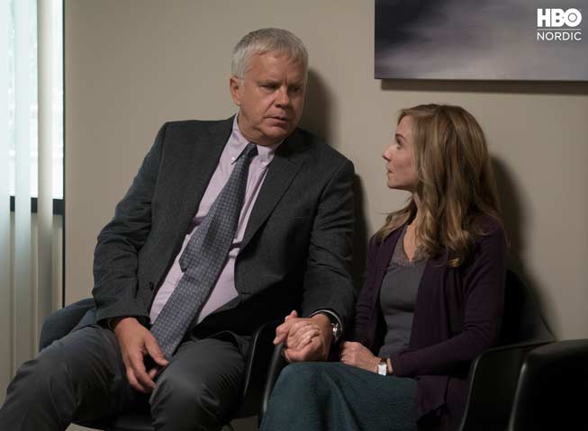 Tim Robbins (Greg) og Holly Hunter (Audrey) sitter på et venterom, ser hverandre i øynene og holder hender, med bekymrede blikk.