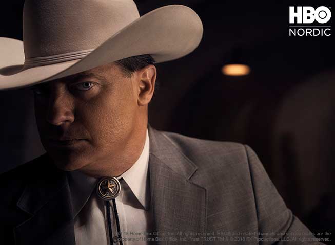 Brendan Fraser i rollen som James Fletcher Chase, sett skrått fra siden, iført cowboy-hatt