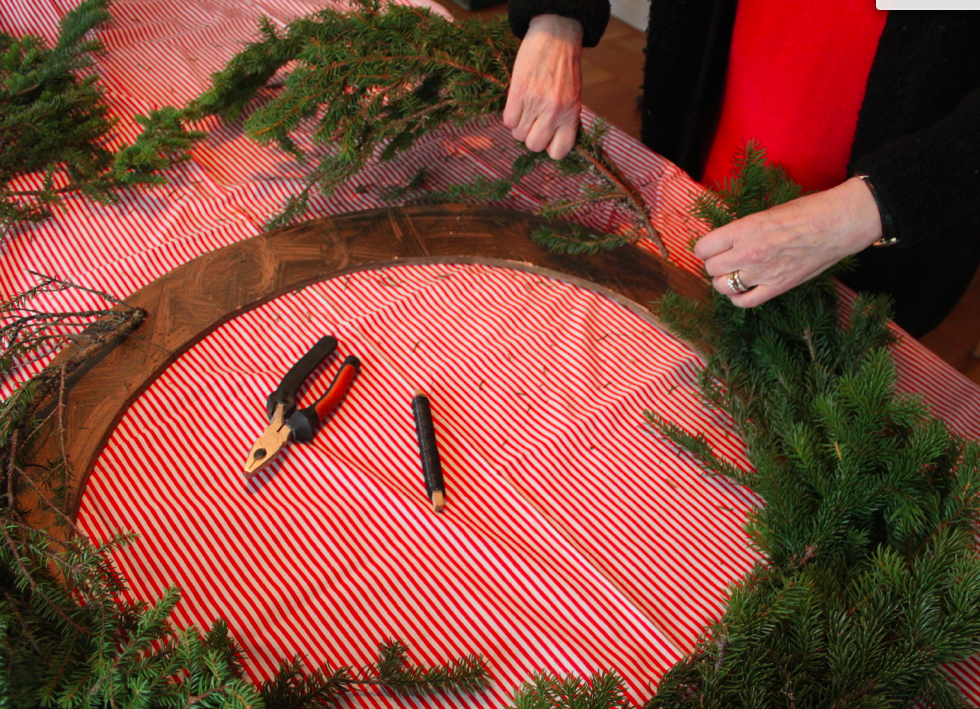 Slik legger du granbar på en selvlaget julekrans
